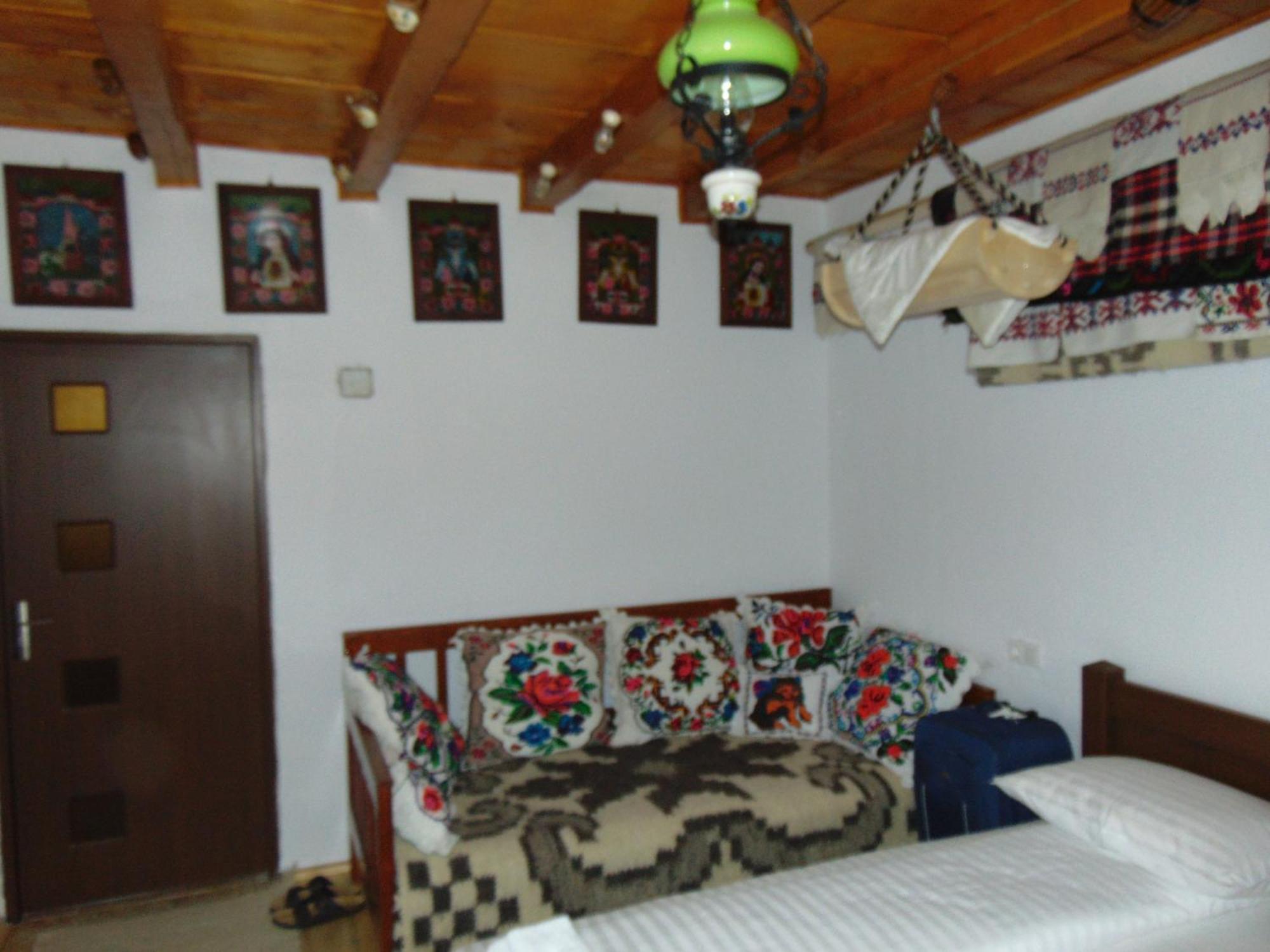 Casutele Din Moisei Hotel Bagian luar foto