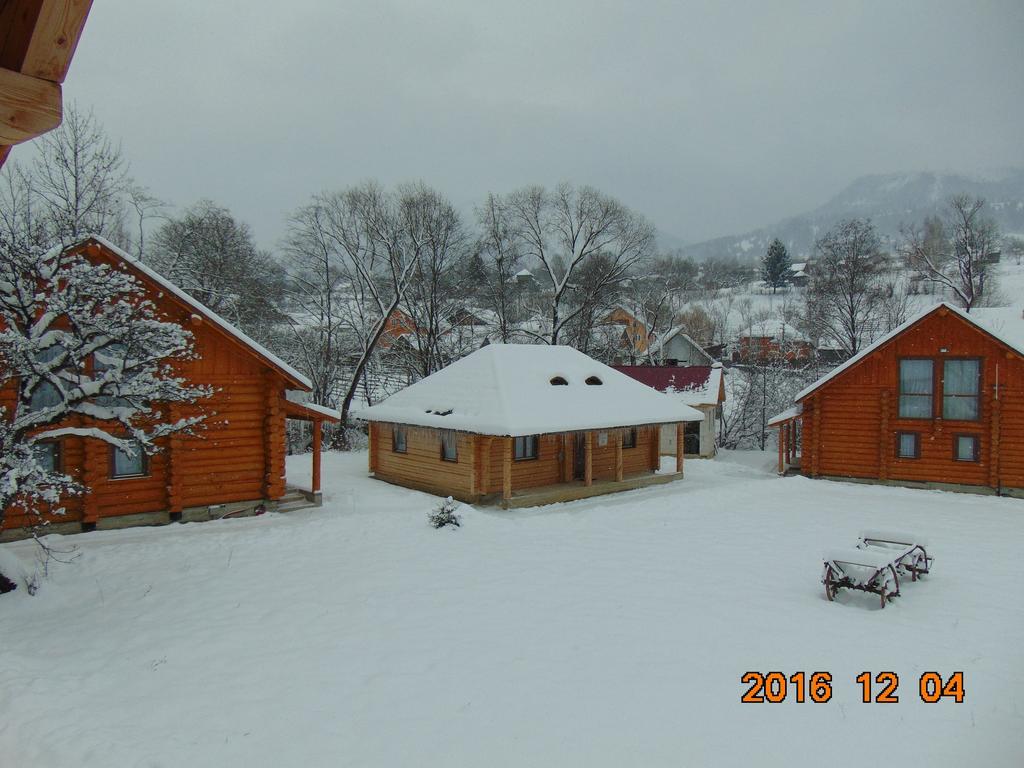 Casutele Din Moisei Hotel Bagian luar foto