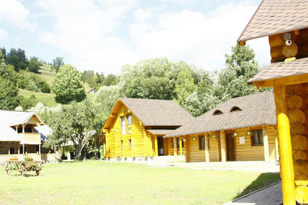 Casutele Din Moisei Hotel Bagian luar foto