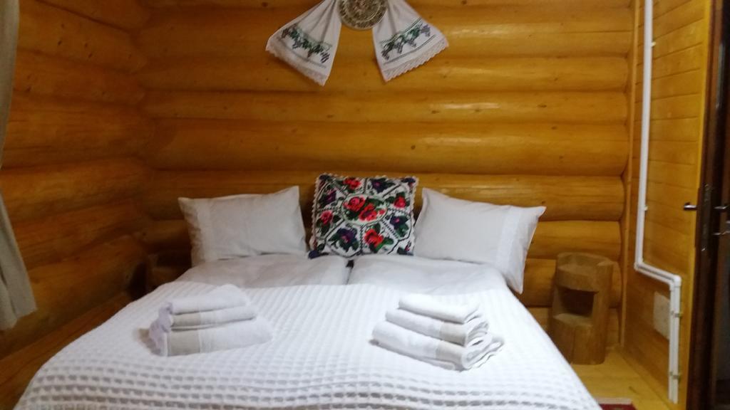 Casutele Din Moisei Hotel Bagian luar foto