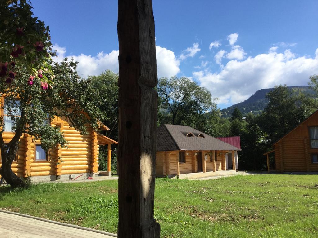 Casutele Din Moisei Hotel Bagian luar foto