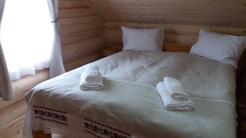 Casutele Din Moisei Hotel Bagian luar foto