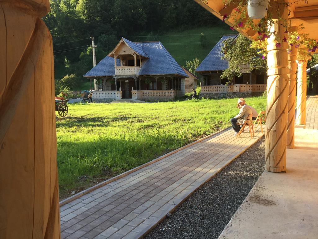 Casutele Din Moisei Hotel Bagian luar foto