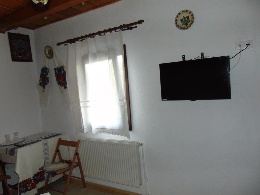 Casutele Din Moisei Hotel Bagian luar foto