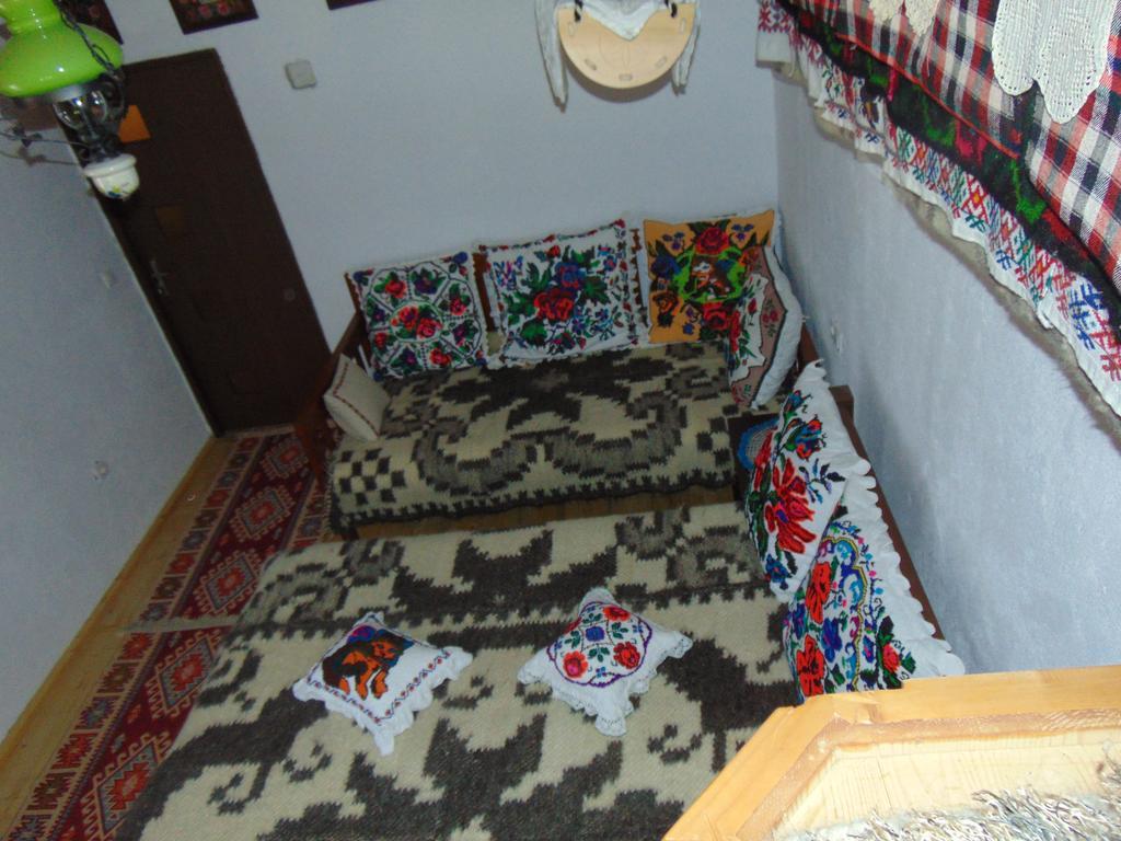 Casutele Din Moisei Hotel Bagian luar foto