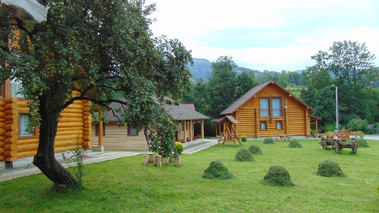 Casutele Din Moisei Hotel Bagian luar foto