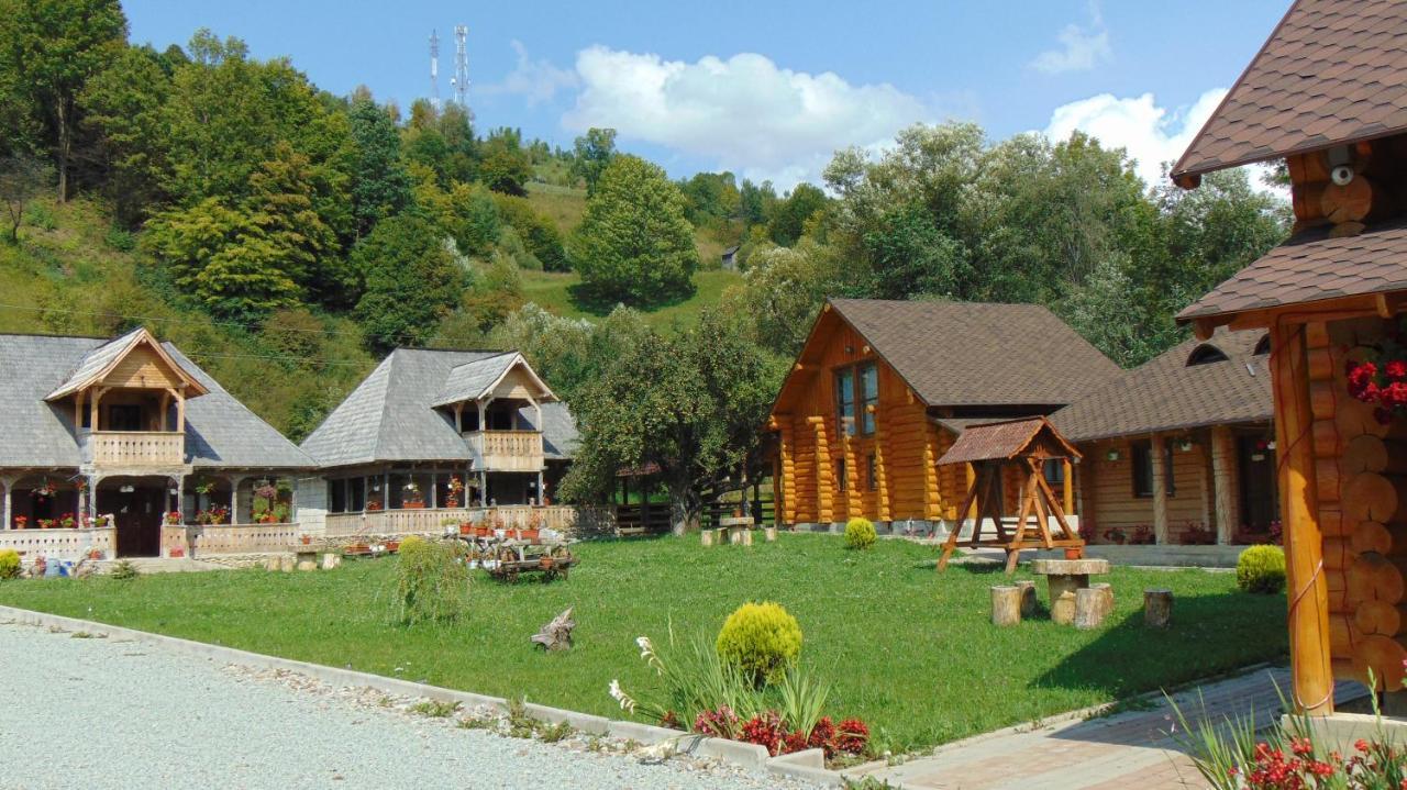 Casutele Din Moisei Hotel Bagian luar foto