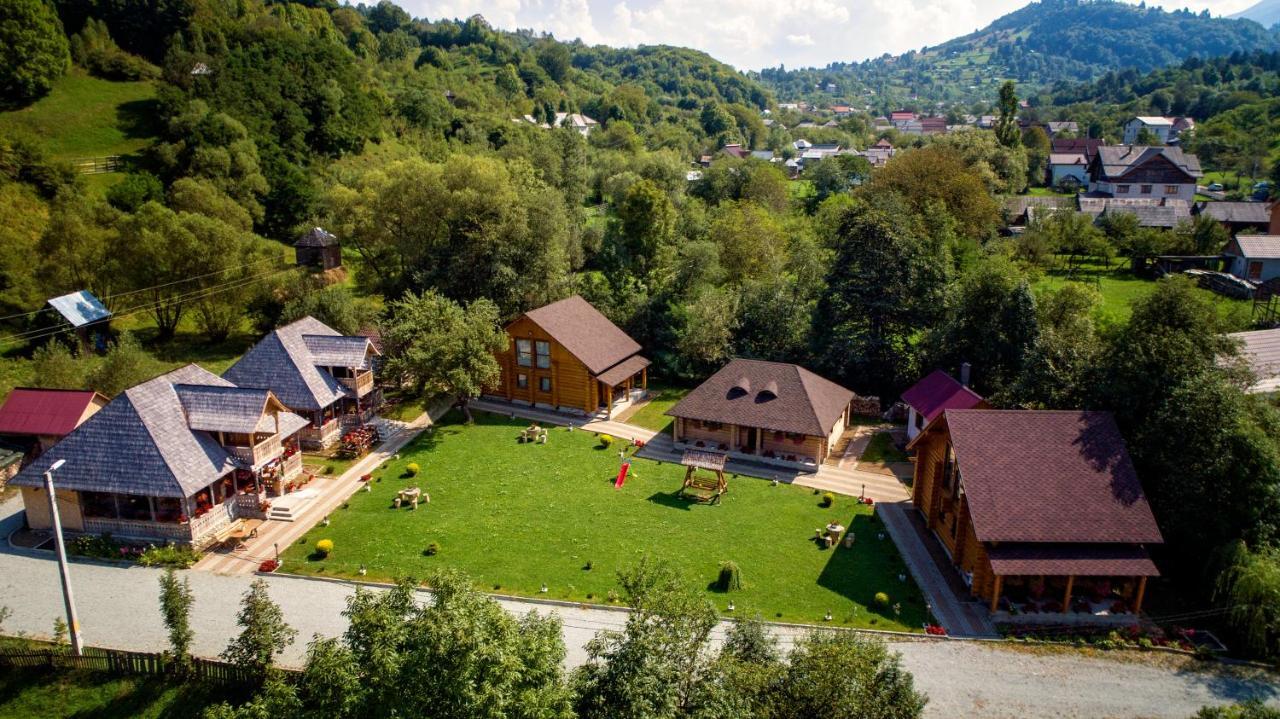 Casutele Din Moisei Hotel Bagian luar foto