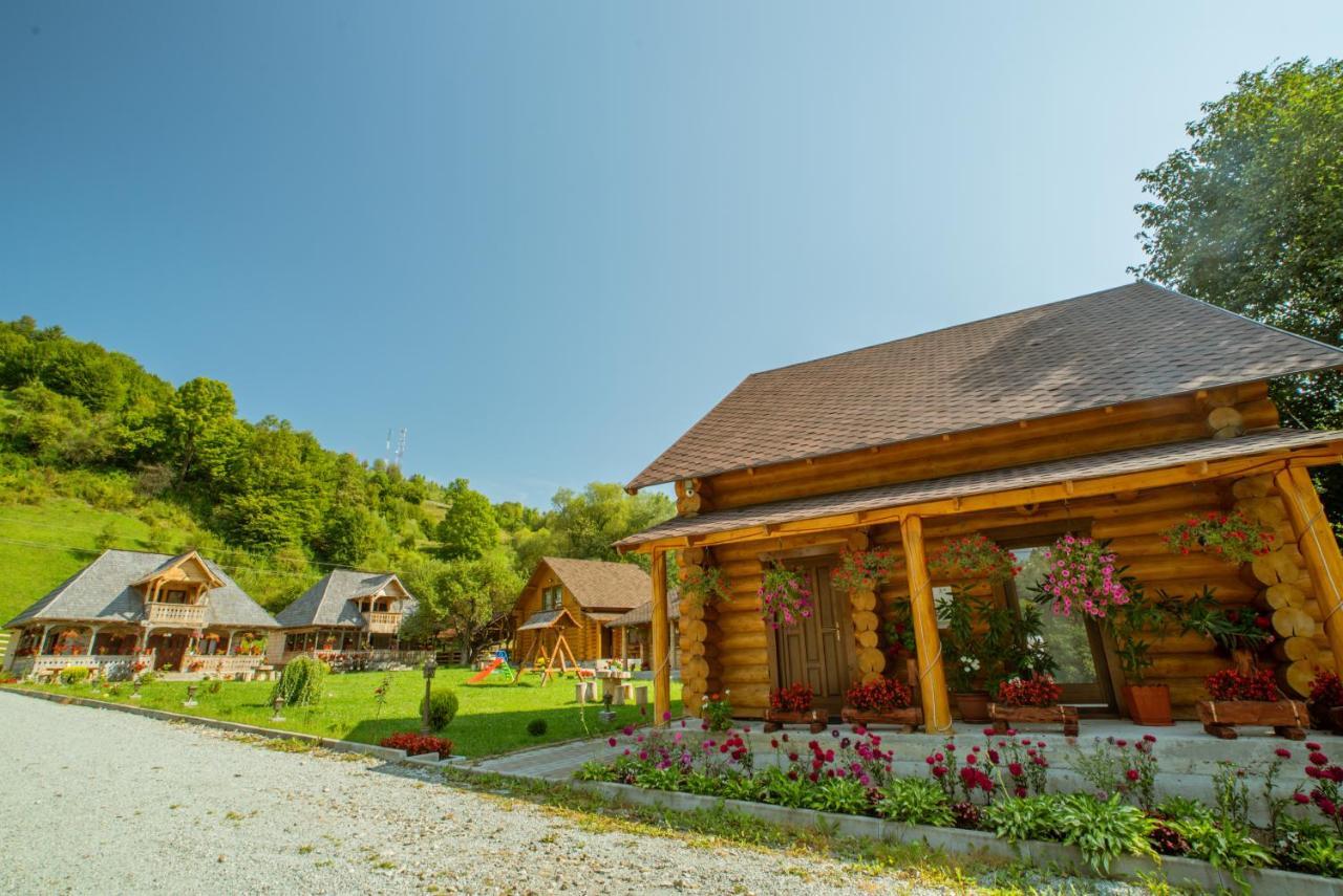 Casutele Din Moisei Hotel Bagian luar foto