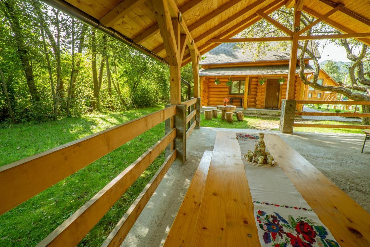Casutele Din Moisei Hotel Bagian luar foto