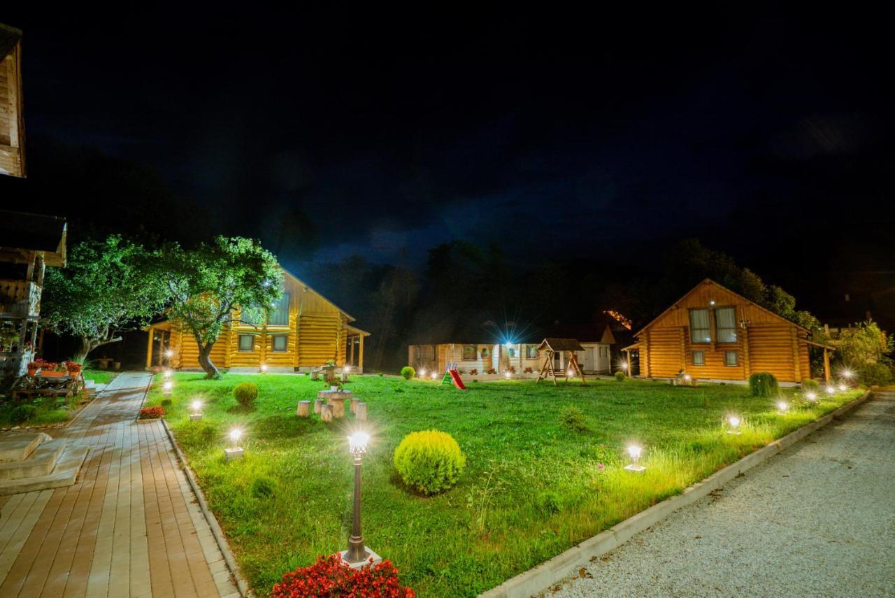 Casutele Din Moisei Hotel Bagian luar foto