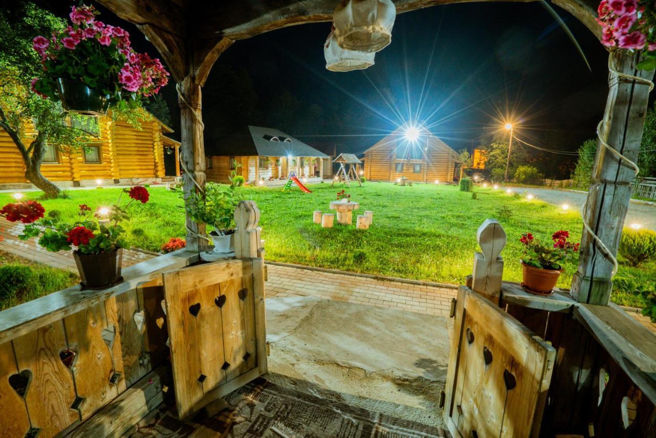 Casutele Din Moisei Hotel Bagian luar foto