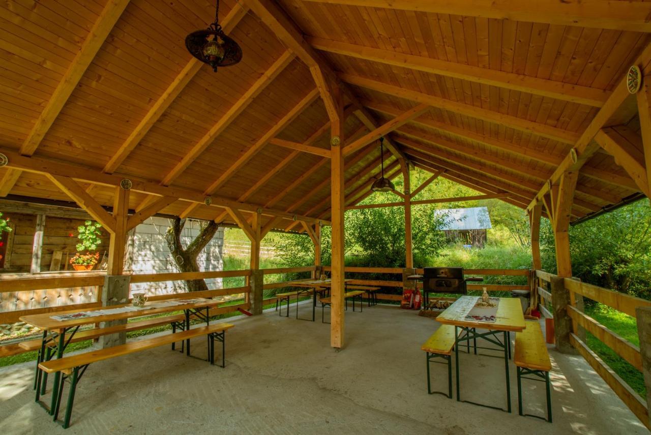 Casutele Din Moisei Hotel Bagian luar foto