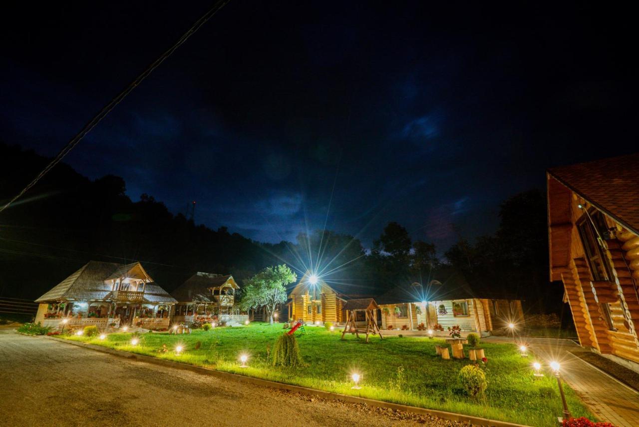 Casutele Din Moisei Hotel Bagian luar foto