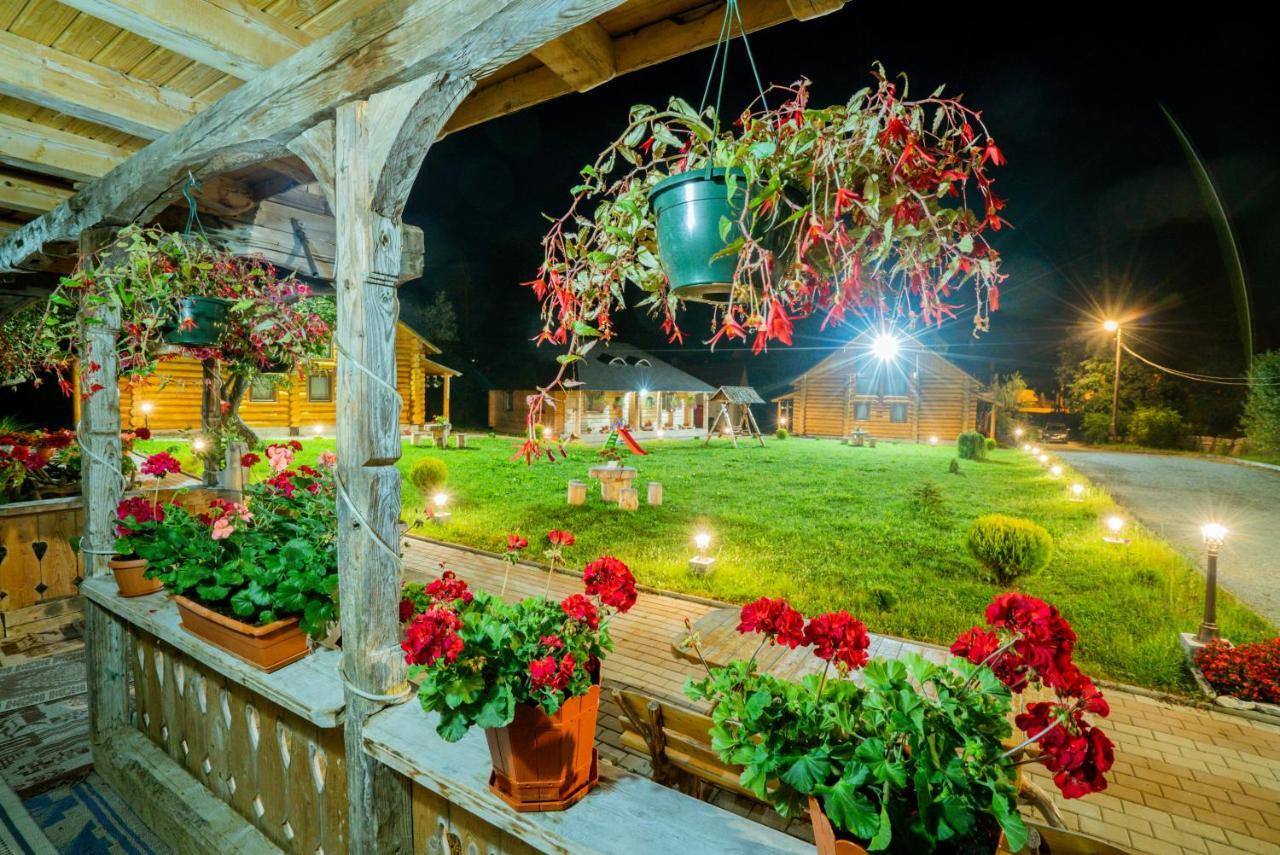Casutele Din Moisei Hotel Bagian luar foto