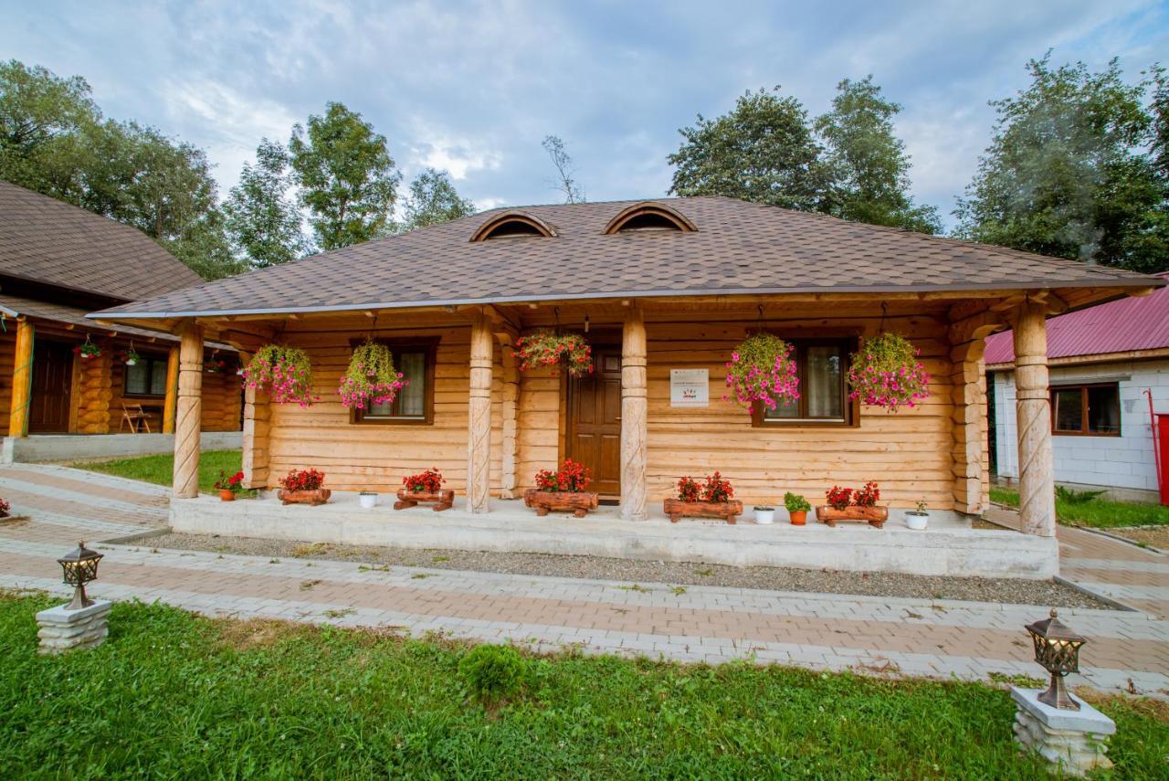 Casutele Din Moisei Hotel Bagian luar foto
