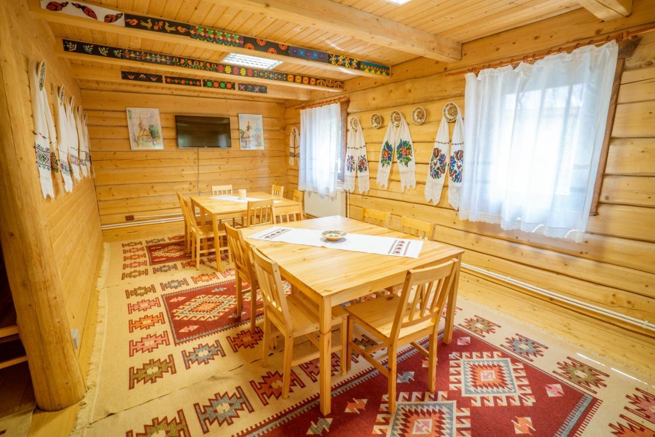 Casutele Din Moisei Hotel Bagian luar foto