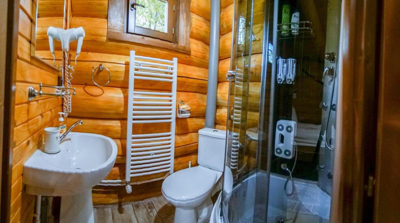 Casutele Din Moisei Hotel Bagian luar foto